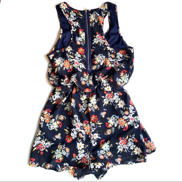{ xhilaration } Floral Romper Sz M - Picture 2 of 5